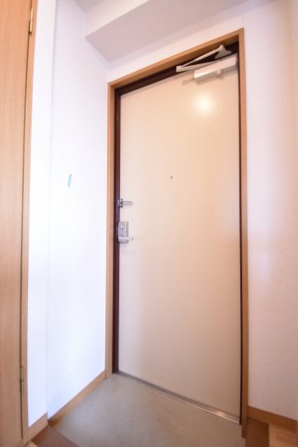 玄関(画像は別号室。ご参考にどうぞ)