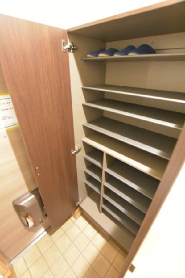 収納(別号室の写真です。ご参考までに)