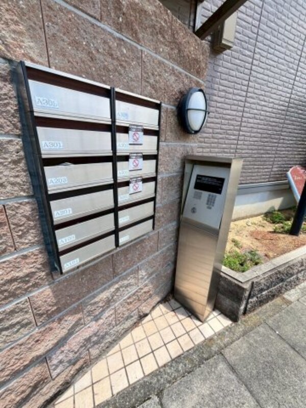 エントランス(別号室の画像です。ご参考下さい)