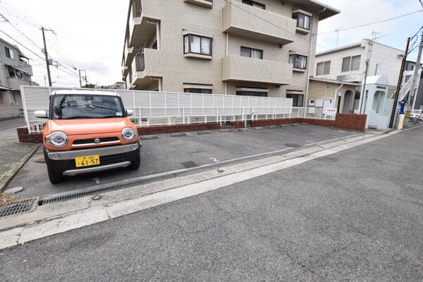駐車場(車をお持ちの方に嬉しい駐車場付きの物件です)