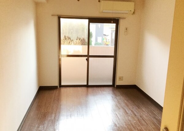 寝室(別号室の写真です。ご参考までに)