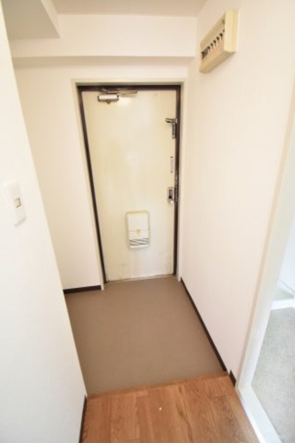 玄関(同物件別部屋のお写真となります。ご参考までにご覧ください。)