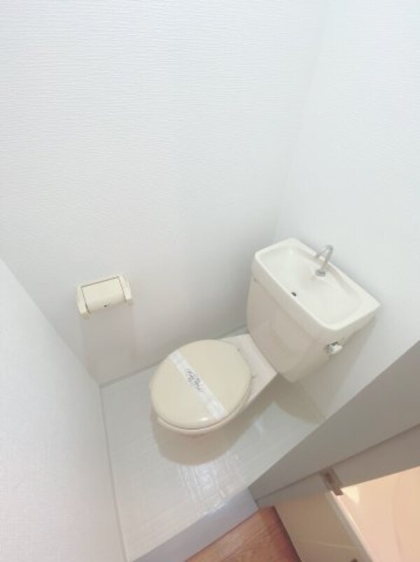 トイレ(別号室の画像です。ご参考下さい)