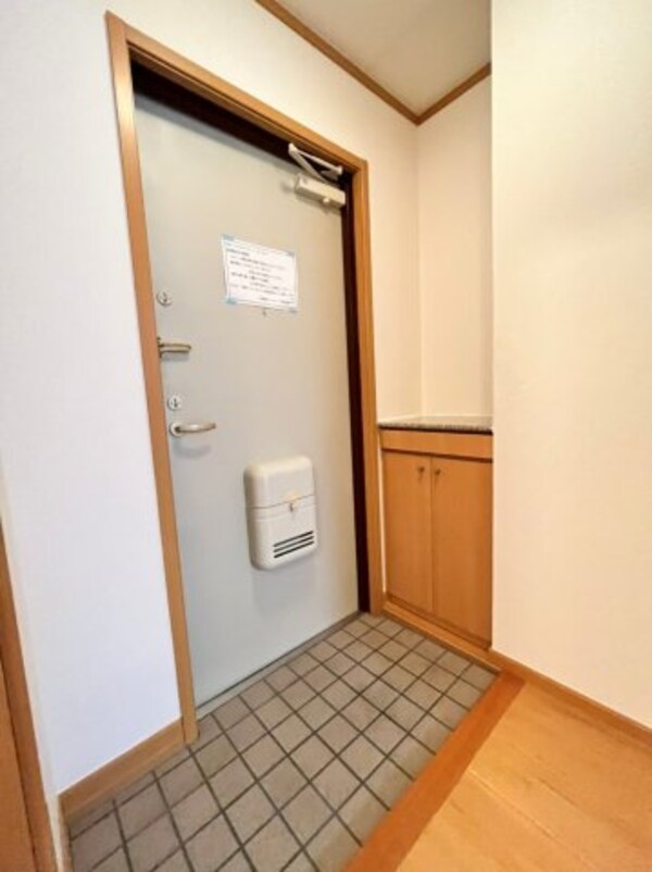 玄関(別号室の写真です。ご参考までに)