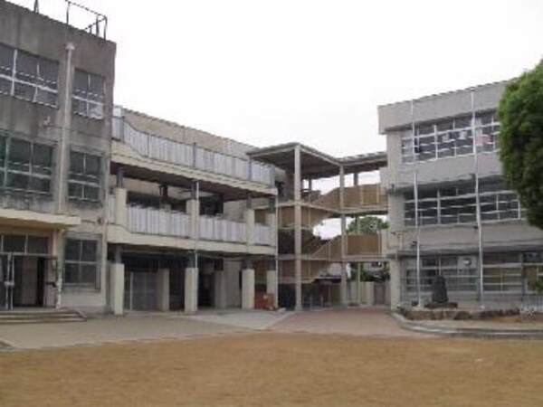 周辺環境(弥刀小学校 754m)