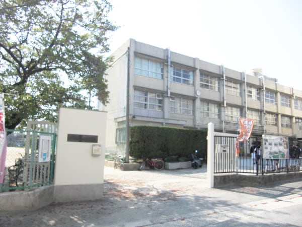 周辺環境(柏田中学校 817m)