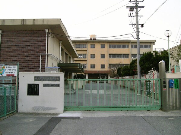 周辺環境(八尾市立東山本小学校 918m)
