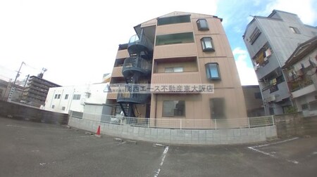 シャルル四条畷駅前外観写真