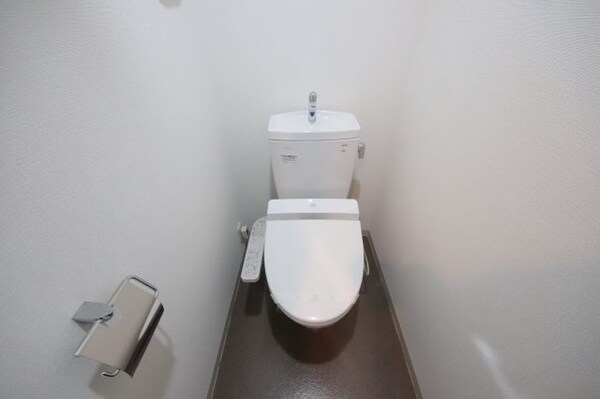 トイレ(落ち着いた色調のトイレです)