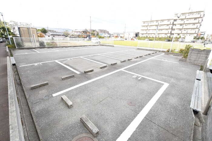 物件外観写真2　(駐車スペースもあります)