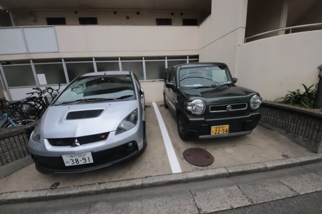 物件外観写真5　(駐車場に車を止められます)