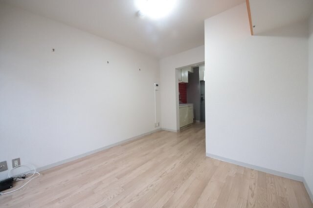 物件内観写真17　(開放的な寝室です)