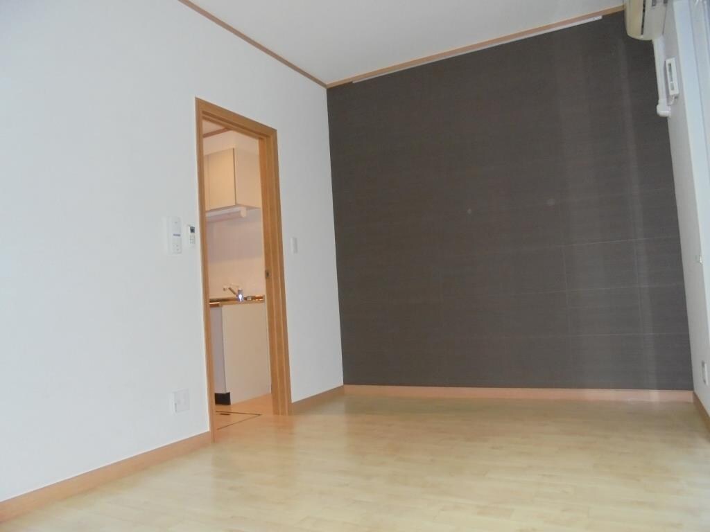 物件内観写真7　(ゆったりとした居間です)