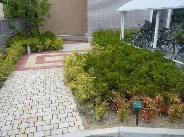 物件外観写真3　(ゆとりのあるエントランスです)