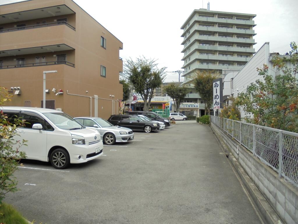 物件外観写真4　(駐車場完備です)
