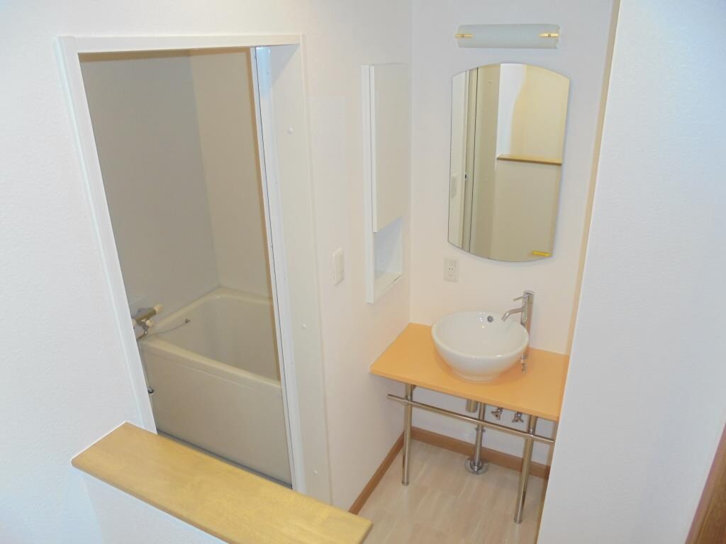 物件内観写真11　(ゆったりとスペースのある洗面所)