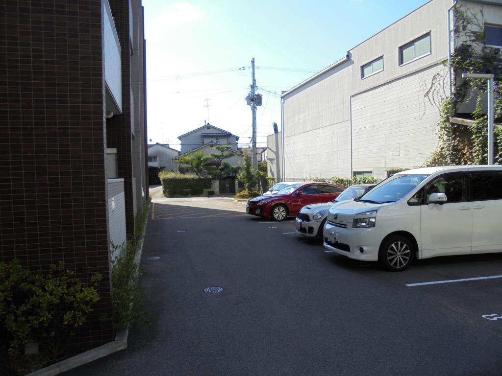物件外観写真2　(駐車場完備です)