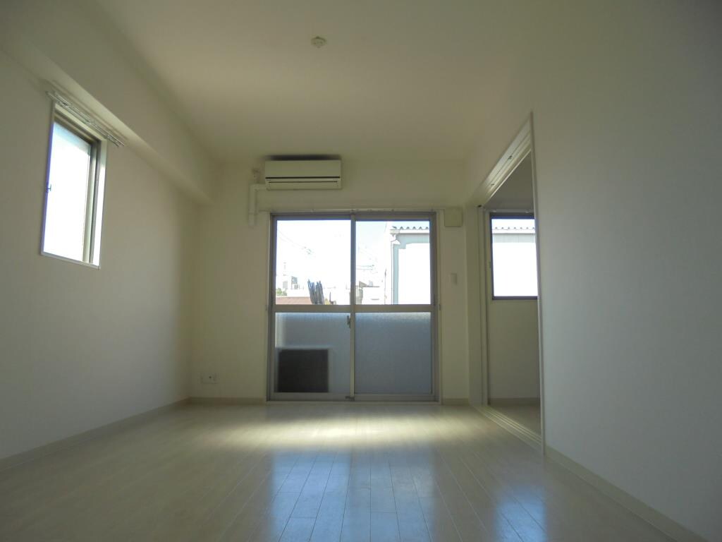 物件内観写真6　(リビングです)