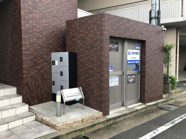 物件外観写真3　(清潔なエントランスです)