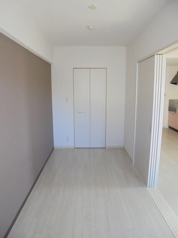 物件内観写真11　(広くて明るい寝室)