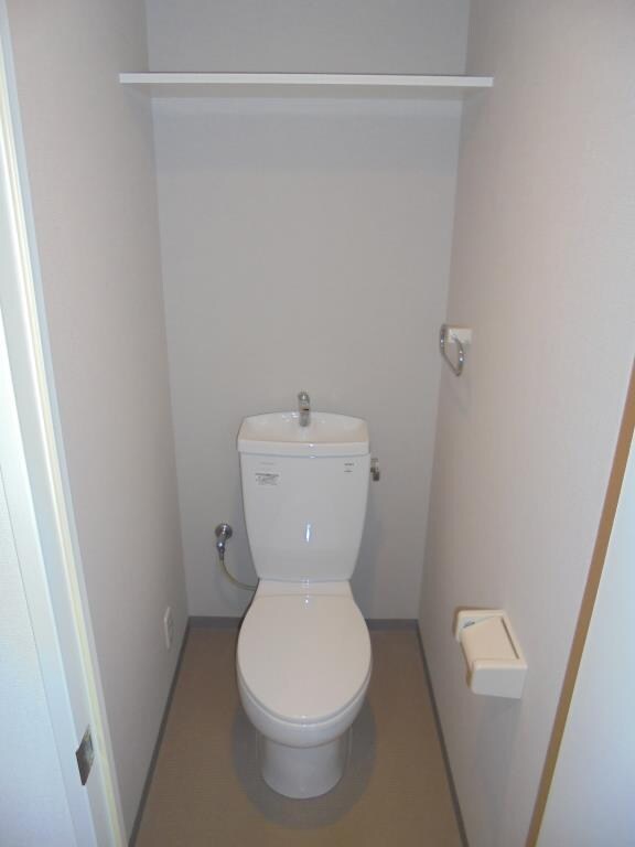 物件内観写真12　(ゆったりとした空間のトイレです)