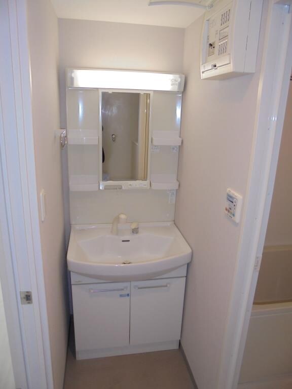 物件内観写真13　(ゆったりとスペースのある洗面所)