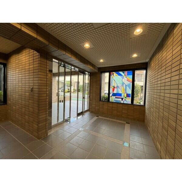 物件外観写真3　(落ち着いたロビーです)