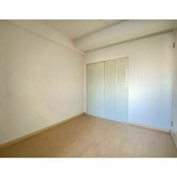 物件内観写真12　(開放的な寝室です)