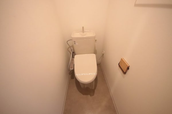 トイレ(落ち着いた色調のトイレです)