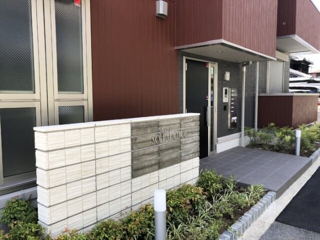 物件外観写真2　(清潔なエントランスです)