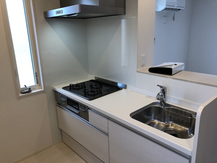 物件内観写真5　(コンパクトなキッチンで掃除もラクラク)