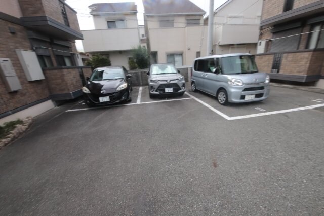 物件外観写真3　(駐車場があります)