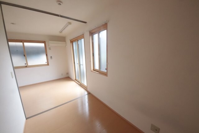 物件内観写真12　(使い勝手のいい寝室です)