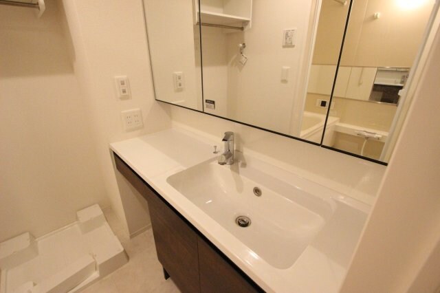 物件内観写真11　(広い洗面スペース)