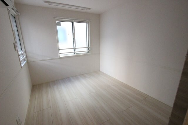 物件内観写真13　(使い勝手のいい寝室です)