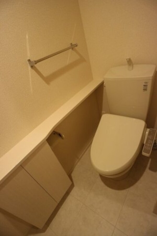 トイレ(落ち着いた色調のトイレです)