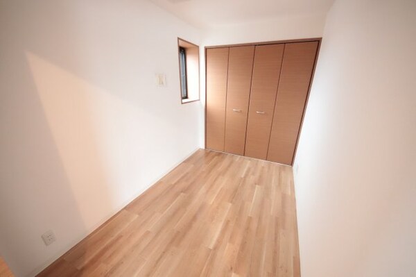 寝室(落ち着いて過ごせるお部屋なので、寝室にいかがでしょうか)
