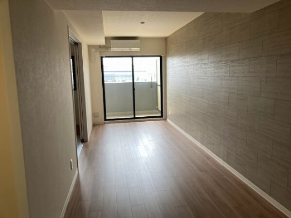 物件内観写真8　(こちらのリビングで趣味の時間をお楽しみください)