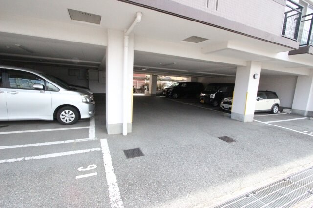 物件外観写真3　(車をお持ちの方に嬉しい駐車場付きの物件です)