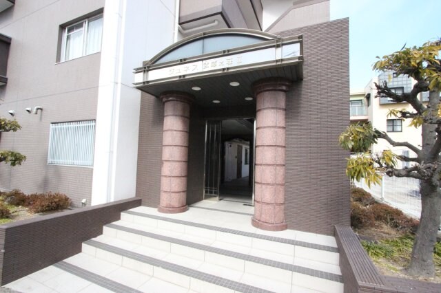 物件外観写真6　(落ち着いたエントランスです)