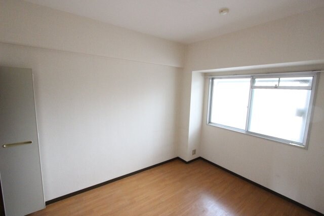 物件内観写真13　(広々とした洋室です)