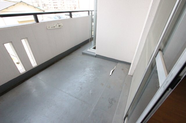 物件内観写真21　(開放的で明るい空間を演出してくれるバルコニーです)
