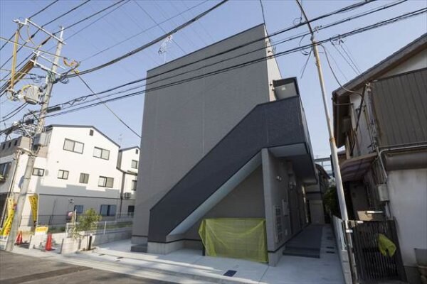 物件外観写真1　(外観は落ち着いています)