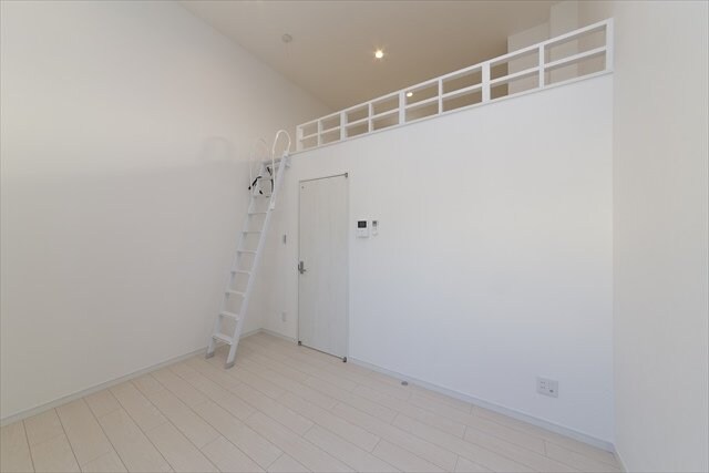 物件内観写真3　(こちらの居間で趣味の時間をお楽しみください)