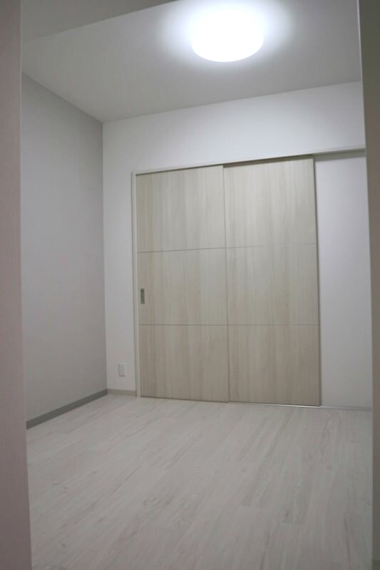 物件内観写真5　(落ち着いた色調の寝室です)