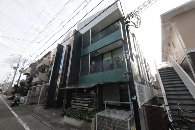 物件外観写真1　(落ち着いた雰囲気の外観です)