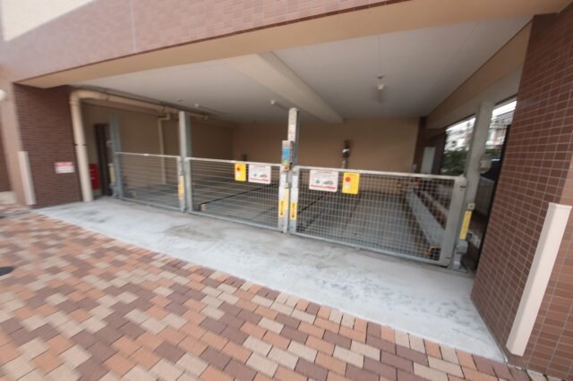 物件外観写真2　(車をお持ちの方に嬉しい駐車場付きの物件です)