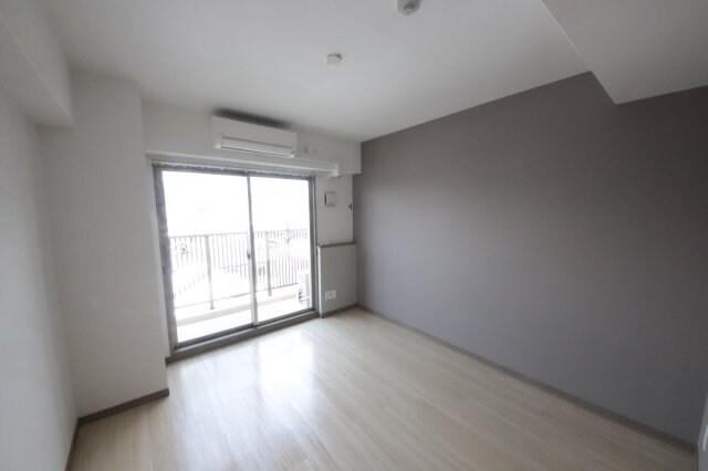 物件内観写真16　(広くて明るい寝室)