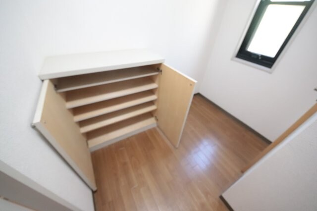 物件内観写真10　(大きなスペースがあり、収納には困りません)