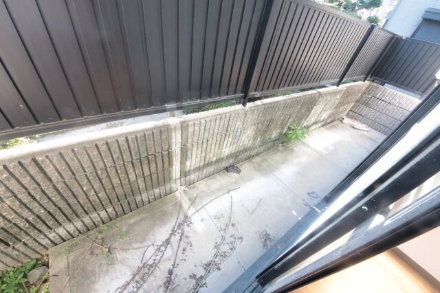 物件内観写真17　(暖かな日差しのふりそそぐバルコニー)